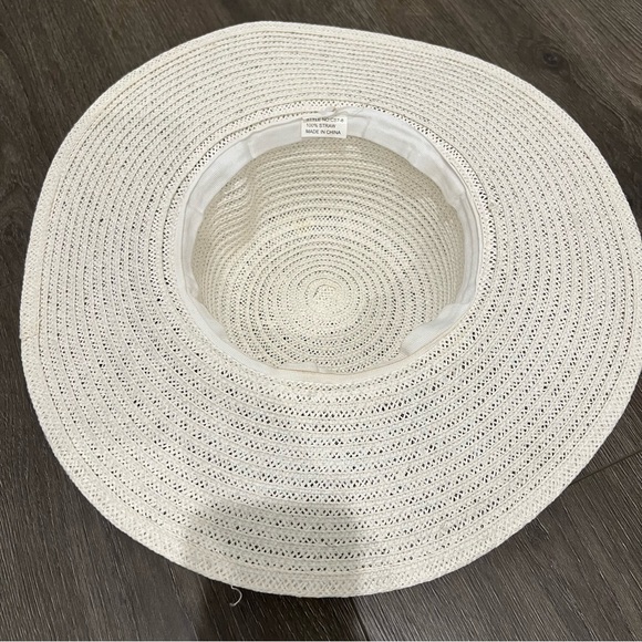 White sun hat - Picture 3 of 4